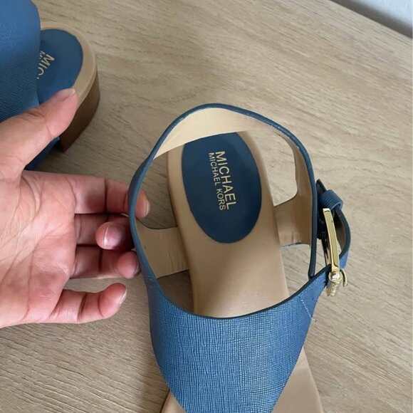 Beautiful sandals - Picture 2 of 4